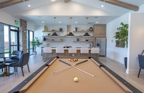 Venus Apartment | Landing | Stunning 2BD, Clubhouse, Gym
