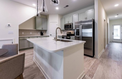Wilmington Apartment | Landing | Stunning 3BD, Yoga Studio, Gym