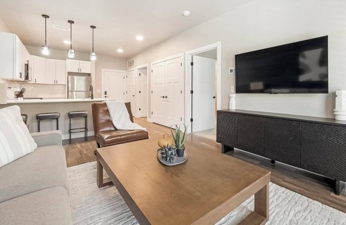Goodyear Apartment | Landing | Stylish 1BD, Clubhouse