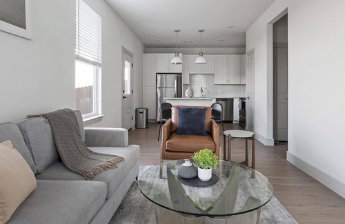 Tarrant County Apartment | Landing | Stylish 1BD, Pool, Gym