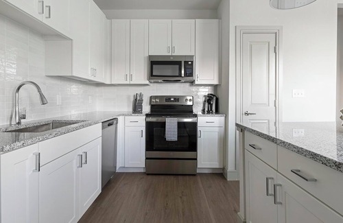 Tarrant County Apartment | Landing | Stylish 1BD, Pool, Gym