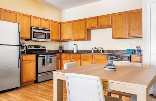 Sweetbriar Apartment | Landing | Stylish 2BD, Gym, Courtyard