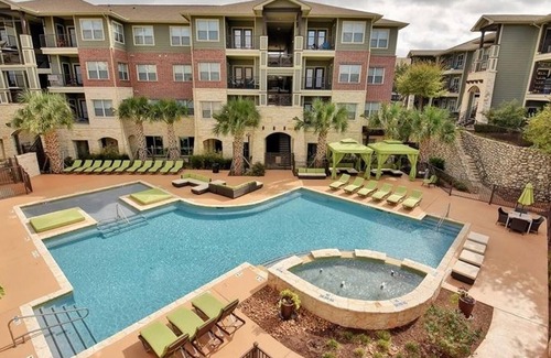 Sweetbriar Apartment | Landing | Stylish 2BD, Gym, Courtyard