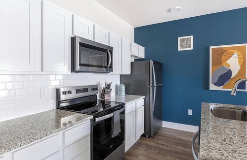 Venus Apartment | Landing | Stylish 2BD, Pool, Gym