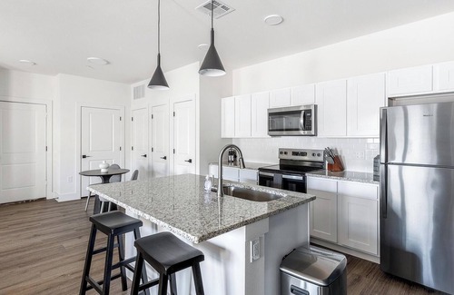 Venus Apartment | Landing | Stylish 2BD, Pool, Gym