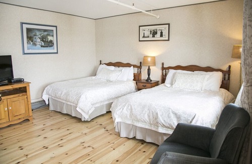 Queens Hotel | Lane's Privateer Inn - Two Double-sized Beds (#4)