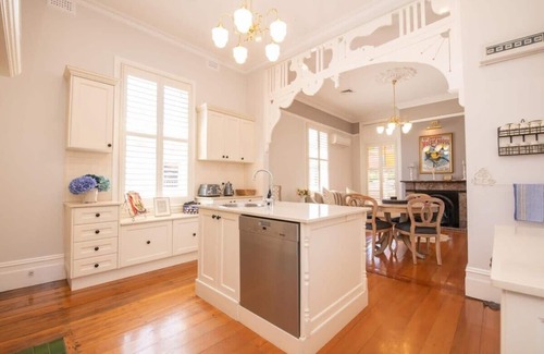 Orange House | Lansdowne - Grand Byng St Heritage Home in CBD