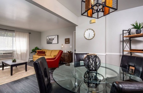 Lansing Apartment | Lansing Layover #7- Retro feel, mass appeal