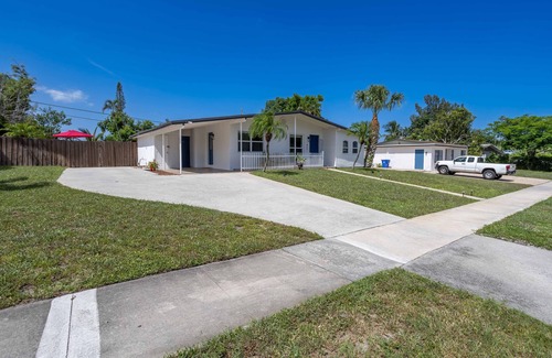 Lantana House | Lantana Beach House-5 mins to Beach-nKING BD/Hot Tub/Pool/Fire Pit/Gym/Mini Putt