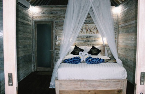 Mushroom Bay Cabin | Lanussa Hill Villa. Top Hill Villa with Sea Views