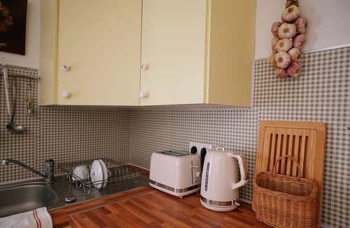 Montfavet Apartment | LaPetite Maison Abigail, Peaceful home in Avignon