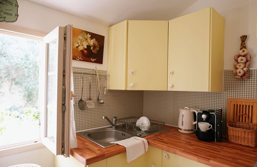 Montfavet Apartment | LaPetite Maison Abigail, Peaceful home in Avignon