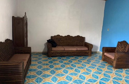 Del Cerrillo House | Large colonial house with garden in downtown area
