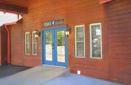 Pine Mountain Valley House | Lara’s Château @ the Radio House, Sleeps 30. Amazing view and awaits you!