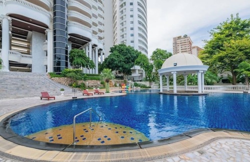 North Pattaya Condo | Large 1 BR Beachfront