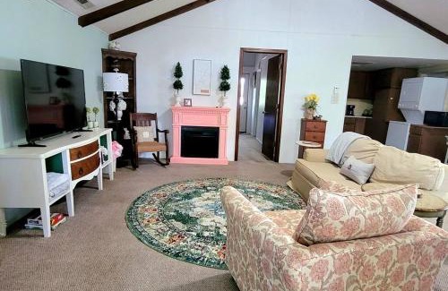 Paw Paw House | Large 1 BR Cottage, KING BED on the Lake