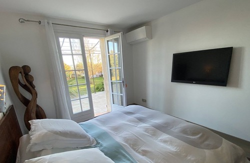 Sainte-Tulle Villa | Large 100% air-conditioned Provencal villa with swimming pool, pool house, pizza oven, grounds