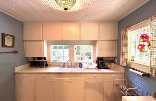 Montreat House | Large 100-year-old family cottage, claw-foot bathtub & lots of deck and porch!
