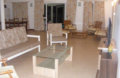 Calodyne House | Large 3 bedroom detached villa with swimming pool in private property