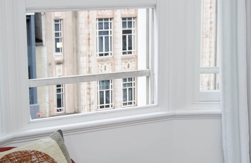 Auckland Central Business District Apartment | Large 3 bedroom apartment on High Str. Auckland C.B.D.