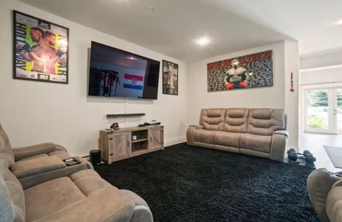Central Okanagan House | Large 3 level luxury townhome at the lakes