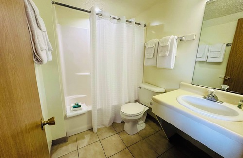 Sandusky Hotel | Large 3 Queen Room - 2 Miles to Cedar Point!