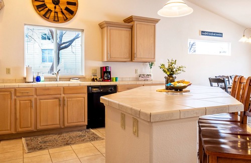 Grand Junction House | Large 3BR 2Bath near everything - king bed - jacuzzi tub