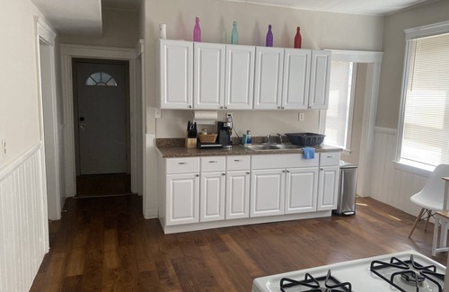 Union HIll Apartment | Large 3BR APT w/enclosed front porch Close to Polar Park, palladium, WPI, DCU
