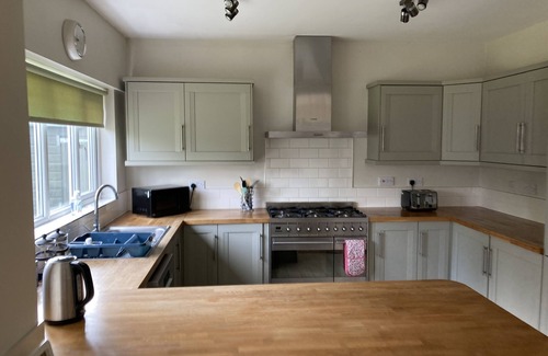 Newark House | Large 4 bed detached house with parking