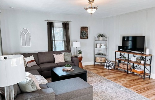 Berea House | Large 4 Bedroom|Close to Airport & IX Center|Sleeps 10