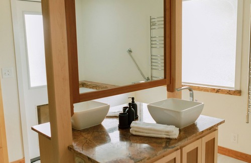 Medford Other | Large 4 bedroom house with pool in bamboo forest!