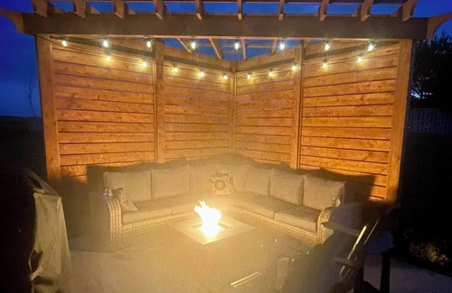 Vulcan County House | Large 4 season house on Lake Mcgregor. Sleeps 9 with indoor pool & lake access!