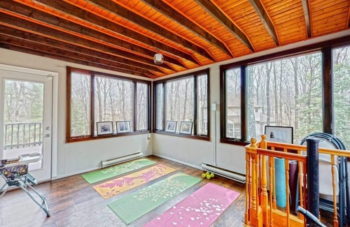 East Stroudsburg House | Large 4Bdr | Fire Pit | Arcade | Dog Friendly