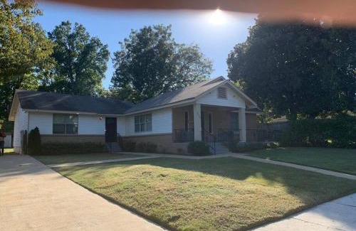 Crosstown House | Large 4BRHome Near Zoo, Downtown, Beale Street