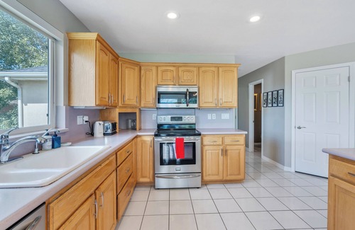Riverton House | Large 5 bed/4 bath above Jordan River SLC with Amazing Views.