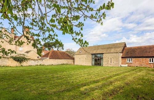 Shellingford Cottage | Large 5 bedroom holiday let in the Cotswolds - The Barn