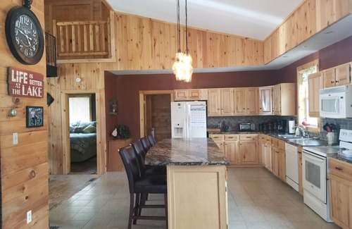 Sinclair House | Large 5 bedroom lake home, sleeps 14