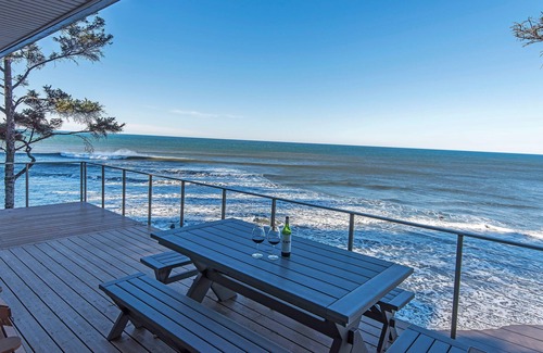 Neskowin House | LARGE 6 BDRM OCEAN FRONT WITH AMAZING VIEWS, HOT TUB, BEACH ACCESS. Pet friendly