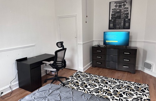 Northwest Philadelphia House | Large 6-bdrm Twin in Historic Germantown