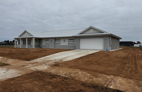Yarrawonga House | LARGE 6 BEDROOM HOME - SLEEPS 12 - 3 MINUTE DRIVE TO LAKE MULWALA