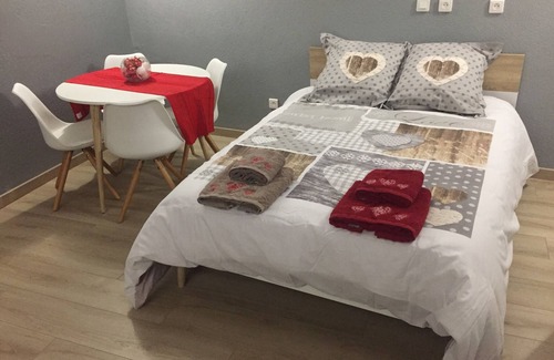 Wasselonne House | Large air-conditioned room for 1 to 4 people with access to the communal swimming pool