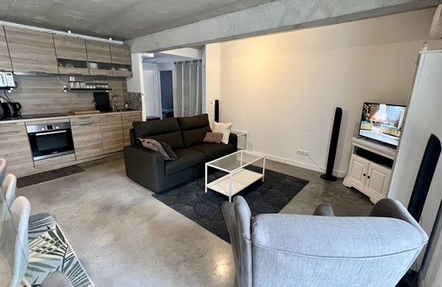 Lattes Apartment | Large air-conditioned F4, heated jacuzzi, gym, 10 min from train stations, airport and beaches.