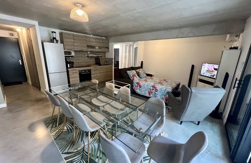 Lattes Apartment | Large air-conditioned F4, heated jacuzzi, gym, 10 min from train stations, airport and beaches.