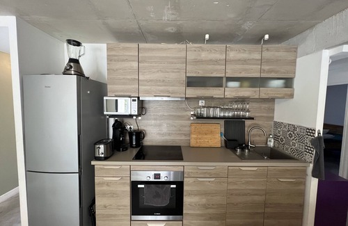 Lattes Apartment | Large air-conditioned F4, heated jacuzzi, gym, 10 min from train stations, airport and beaches.