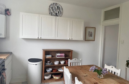 Brent Apartment | Large and airy first floor flat with two huge bedrooms