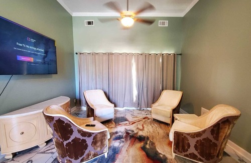 Memphis House | Large and Remodeled 7 BR in Westwood Neighborhood