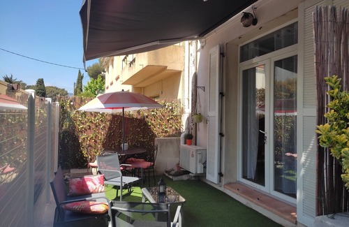 La Ciotat Apartment | Large apartment 30 metres from the beach, air-conditioned, wifi, free private parking