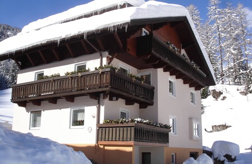 Sankt Jakob in Defereggen Apartment | Large apartment for family and friends with a mountain panorama, free WiFi