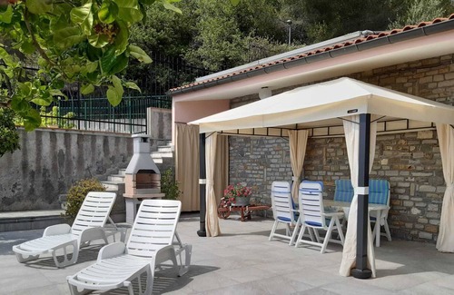 Artallo Apartment | Large apartment in detached villa, garden, sea view, parking, WiFi
