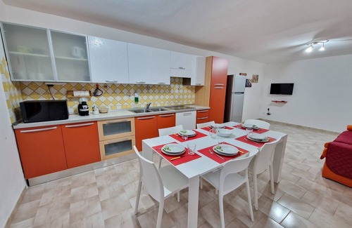 San Teodoro City Centre Apartment | Large apartment in the center of San Teodoro, with garden and patio